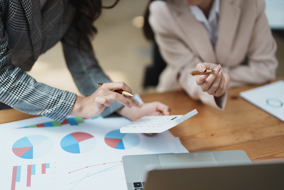 Gestoría Elena Grijalbo es tu compañía especializada en confección de nóminas mensuales en Alcora. Programa una reunión para discutir tus necesidades de gestión salarial con nuestro equipo experto hoy mismo y lleva la administración de tu personal al siguiente nivel.